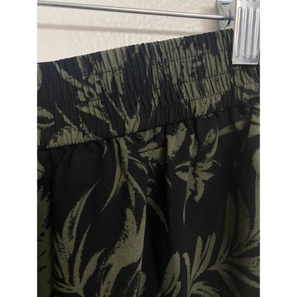 NWT Chelsea28 Pleated Jungle Leaf Long Shorts - Picture 8 of 9